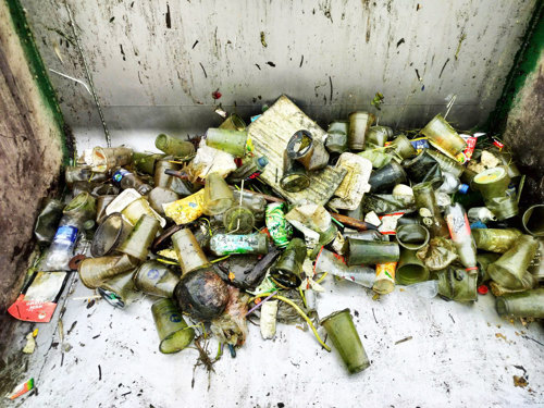 Rác thải chủ yếu là các loại vỏ lon, cốc nhựa, chai nhựa