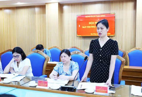 Đồng chí Nguyễn Thị Minh Thu - UVBTV, Chủ nhiệm UBKT Đảng ủy xã phát biểu tại hội nghị