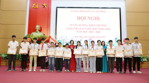 Phó Chủ tịch UBND xã khen thưởng cho các em học sinh