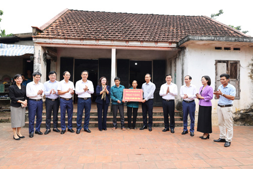 Công ty Cổ phần Takao Việt Nam trao tặng hỗ trợ 60 triệu đồng cho hộ gia đình ông Phạm Văn Quyền khu 3 Dân Quyền xã Tam Nông xây dựng nhà mới trước sự chứng kiến của các đại biểu tỉnh, xã