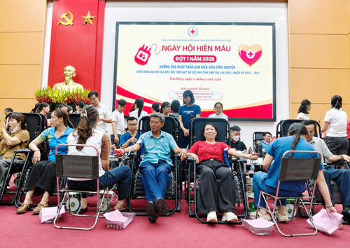 Đông đảo cán bộ, đảng viên, công chức, viên chức, người lao động và các tầng lớp Nhân dân tham gi hiến máu