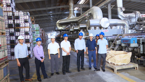 Lãnh đạo xã thăm dây chuyền sản xuất tại Nhà máy Gạch TaKao Việt Nam KCN Trung Hà