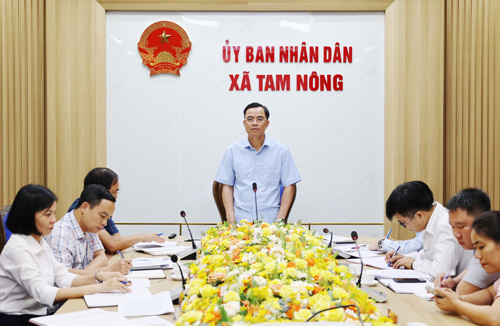 Đồng chí Quách Hải Lý - Bí thư Đảng ủy, Chủ tịch HĐND xã chủ trì hội nghị