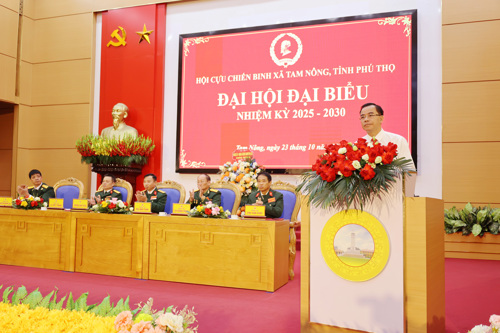 Đồng chí Quách Hải Lý – Bí thư Đảng ủy, Chủ tịch HĐND xã Tam Nông phát biểu chúc mừng Đại hội