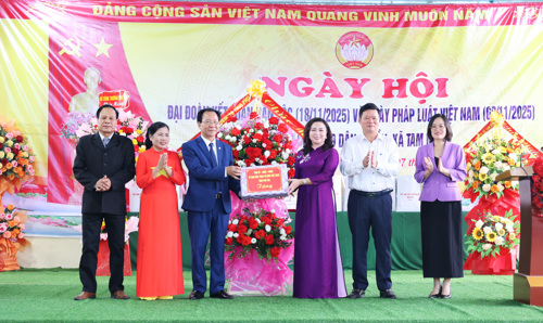 Đồng chí Đặng Thị Bích Ngọc – TUV, Phó Trưởng đoàn Đại biểu Quốc Hội tỉnh Phú Thọ cùng lãnh đạo Sở Công thương; Lãnh đạo Sở Tư pháp tặng quà cho Khu dân cư
