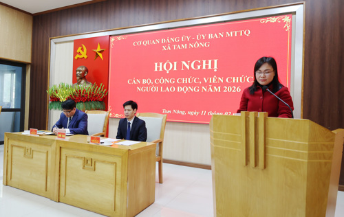 Đồng chí Nguyễn Thị Hồng Tám - ĐUV, Phó Chủ tịch UBMTTQ đồng thời là Chủ tịch Hội LHPN xã phát biểu tại hội nghị