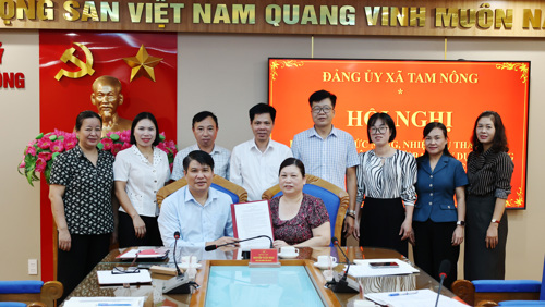 Ban Xây dựng Đảng bàn giao công tác tham mưu về Dân vân cho cơ quan UBMTTQ trước sự chứng kiến của Lãnh đạo Đảng ủy và lãnh đạo 2 cơ quan