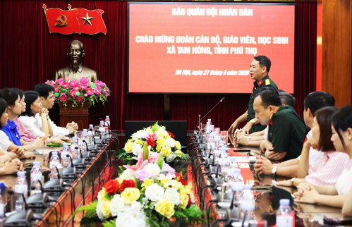 Đại tá Ngô Anh Thu - Phó Tổng Biên tập Báo Quân đội Nhân dân phát biểu chúc mừng quê hương xã Tam Nông, tỉnh Phú Thọ