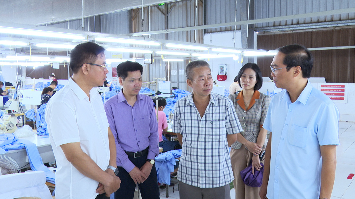 Đồng chí Quách Hải Lý - Bí thư Đảng ủy, Chủ tịch HĐND xã Tam Nông thăm, làm việc tại một số doanh nghiệp trên địa bàn.