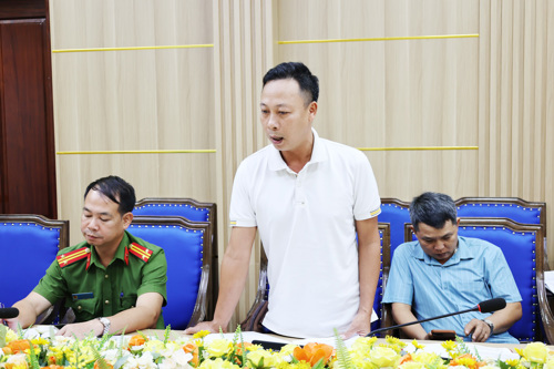 Trưởng thôn 5 phát biểu tại hội nghị