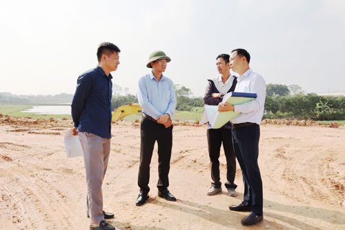 Chủ tịch UBND xã Đỗ Hùng Sơn kiểm tra hạ tầng khu vực đấu giá và khu vực xây dựng Chợ đầu mối khu 14 (Dân Quyền) xã Tam Nông