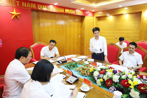 Đồng chí Nguyễn Tuấn Ngọc – Phó Bí thư Thường trực Đảng ủy xã phát biểu tại hội nghị