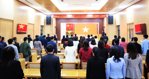 Các đại biểu thực hiện nghi thức Chào cờ