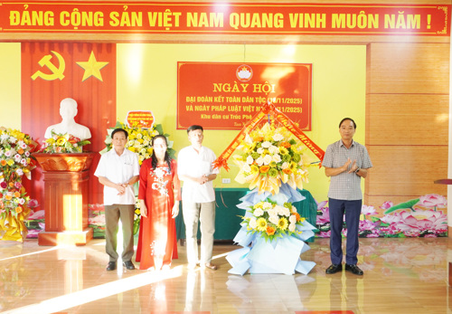 Đồng chí Đỗ Hùng Sơn - Phó Bí thư Đảng ủy, Chủ tịch UBND xã tặng hoa chúc mừng