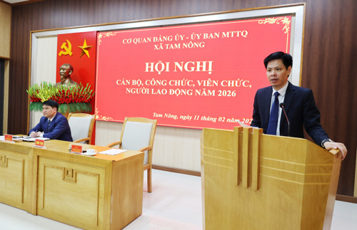 Đồng chí Nguyễn Tuấn Ngọc - Phó Bí thư Thường trực Đảng ủy xã, Bí thư Đảng ủy các cơ quan Đảng phát biểu chỉ đạo tại hội nghị