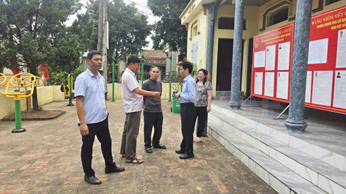 Đoàn kiểm tra tại Nhà văn hoá khu 13 Hương Nộn