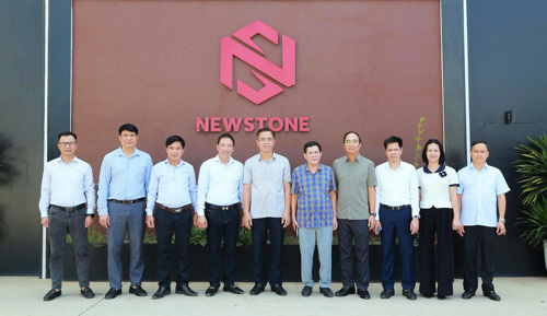 Đoàn công tác của xã Tam Nông tới thăm Công ty Cổ phần công nghệ New Stone (Khu công nghiệp Trung Hà)
