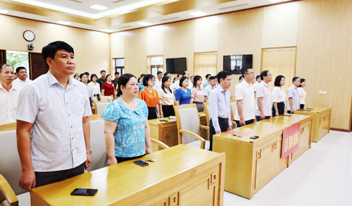 Toàn cảnh cán bộ, công chức, viên chức xã Tam Nông nghiêm trang thực hiện nghi lễ chào cờ.