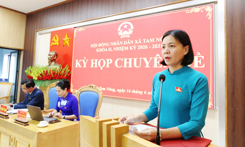 Đồng chí Cao Thị Thu Phương - UVBTV, Phó Chủ tịch UBND xã thông qua Tờ trình trước HĐND xã