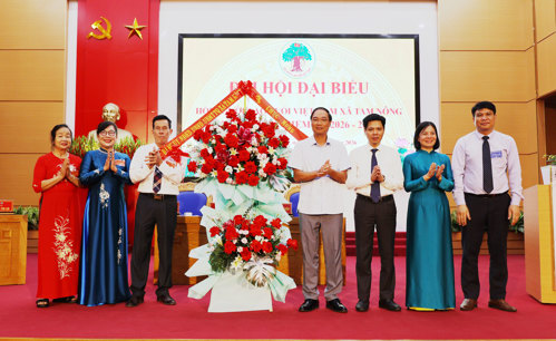 Lãnh đạo xã Tam Nông tặng hoa chúc mừng Đại hội