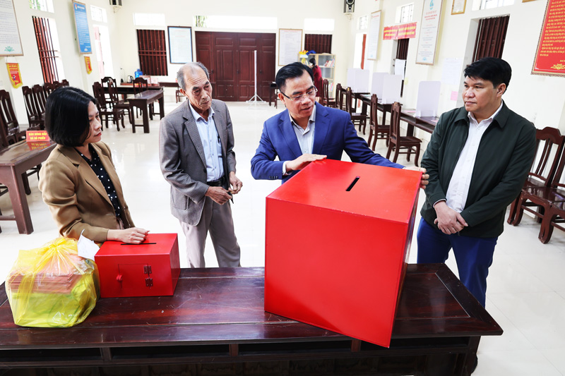 Đồng chí Bí thư Đảng ủy xã Tam Nông - Quách Hải Lý kiểm tra công tác chuẩn bị bầu cử tại các khu dân cư.