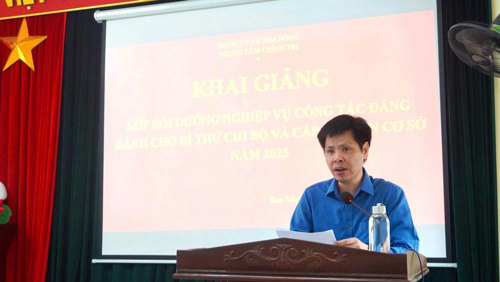 Đồng chí Nguyễn Tuấn Ngọc - Phó Bí thư Thường trực Đảng uỷ xã Tam Nông phát biểu tại lớp tập huấn
