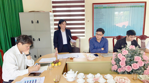 Đồng chí Cao Thị Thu Phương - UVBTV, Phó Chủ tịch UBND xã Tam Nông phát biểu tại buổi làm việc