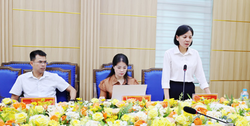 Phó Chủ tịch UBND xã Cao Thị Thu Phương phát biểu tại hội nghị