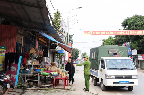Lực lượng đề nghị tháo dỡ mái vảy tại khu 4 Hương Nộn giáp tuyến Quốc lộ 32