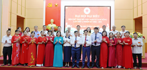 Các đại biểu chụp ảnh lưu niệm với BCH khóa mới