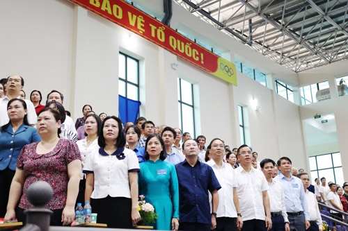 Các đại biểu và Nhân dân thực hiện Lễ Chào cờ