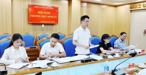 Thành viên đoàn công tác báo cáo tại hội nghị
