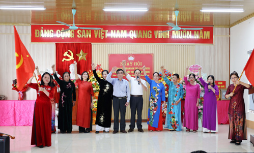 Chương trình văn nghệ chào mừng do Hội Người cao tuổi của Khu biểu diễn