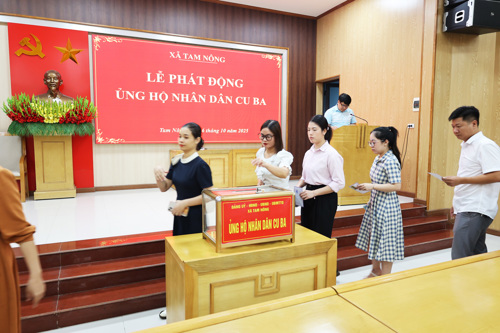 CC, VC, người lao động xã Tam Nông tham gia ủng hộ CuBa