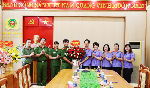 Đồng chí Trần Văn Hồng - Viện Trưởng Viện KSND Khu vực 4 phát biểu và tặng hoa chúc mừng