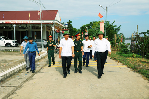 Đồng chí Chủ tịch UBND tỉnh Phú Thọ - Trần Duy Đông trực tiếp thị sát khu vực sạt lở tại Khu 9 Hương Nộn xã Tam Nông