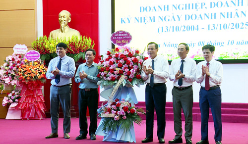 Thường trực Đảng ủy, UBMTTQ xã tặng hoa chúc mừng Hội Doanh nghiệp xã Tam Nông