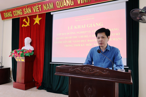 Đồng chí Nguyễn Tuấn Ngọc - Phó Bí thư Thường trực Đảng ủy xã Tam Nông phát biểu quán triệt tại lớp Bồi dưỡng