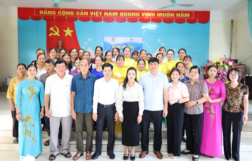 Các đại biểu chụp ảnh lưu niệm