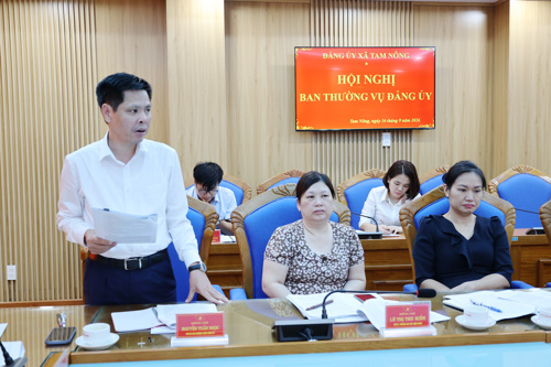 Đồng chí Nguyễn Tuấn Ngọc - Phó Bí thư Thường trực Đảng ủy phát biểu tại hội nghị