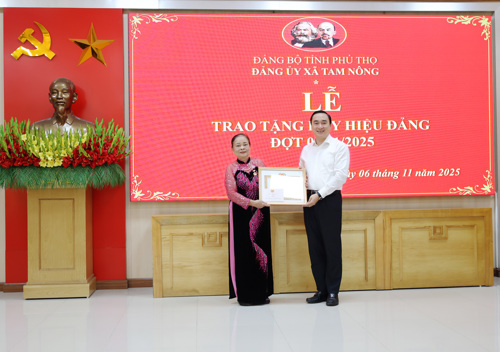 Đồng chí Đặng Mai Sơn - Tỉnh ủy viên, Phó Giám đốc Sở Nội vụ tỉnh Phú Thọ trao Huy hiệu Đảng cho Đảng viên Tạ Thị Dung 60 năm tuổi Đảng tại chi bộ 7 Hưng Hóa xã Tam Nông