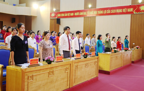 Các đại biểu thực hiện nghi lễ Chào cờ