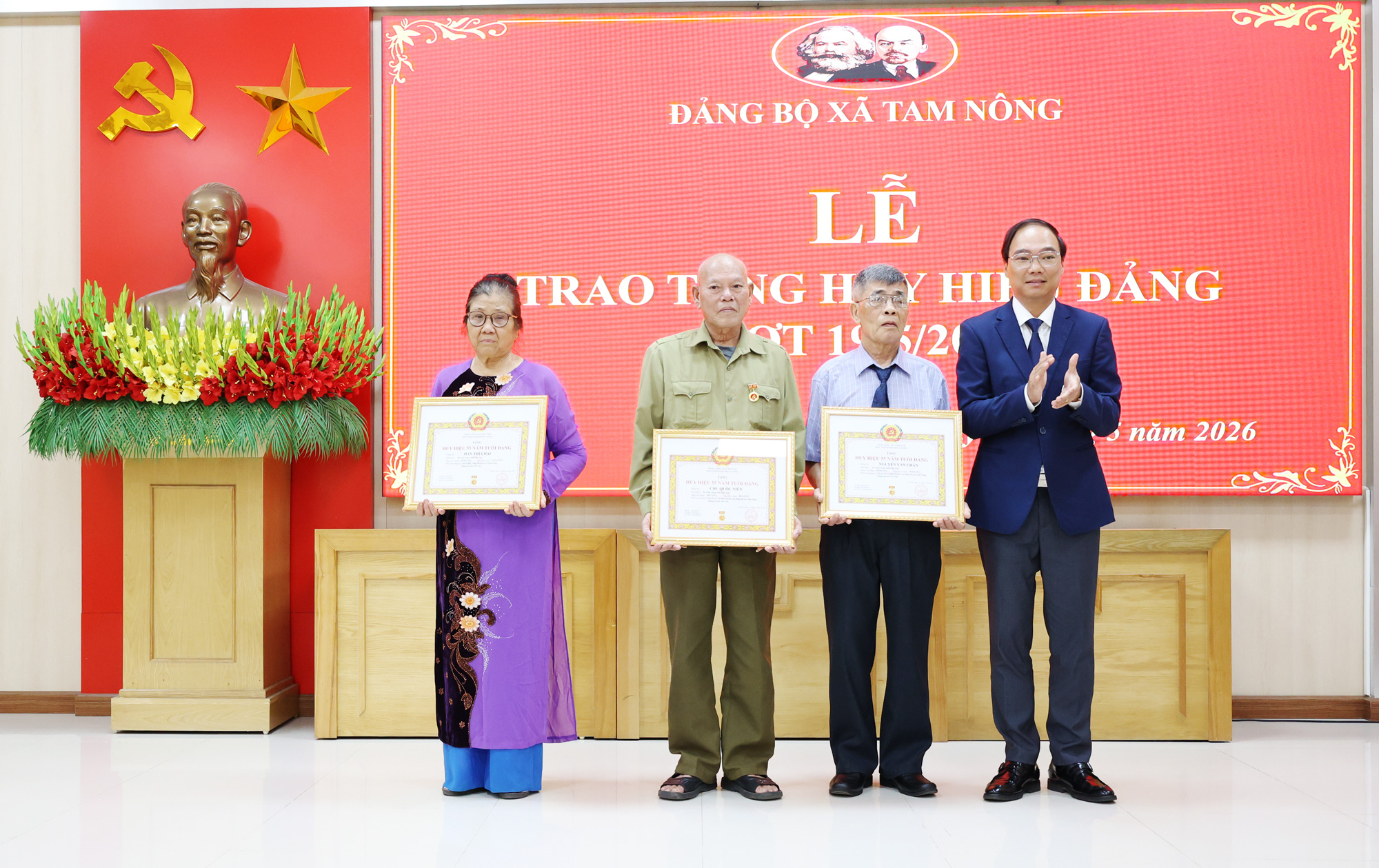 Xã Tam Nông long trọng tổ chức Lễ trao tặng Huy hiệu Đảng đợt 19/5/2026