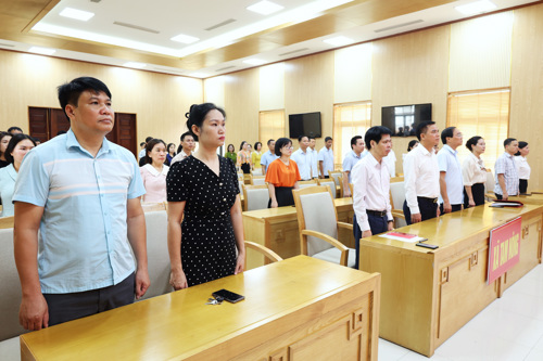 Các đại biểu thực hiện nghi lễ Chào cờ