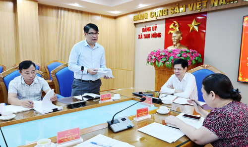Đồng chí Nguyễn Khắc Long - UVBTV, Chủ tịch UBMTTQ xã Tam Nông phát biểu tại hội nghị