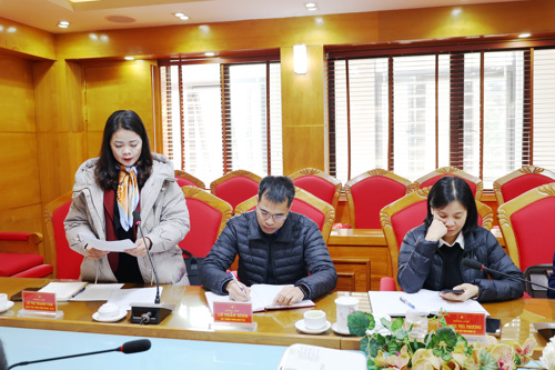 Đồng chí Lê Thị Thanh Tâm - ĐUV, Trưởng phòng VH-XH báo cáo nội dung tại hội nghị