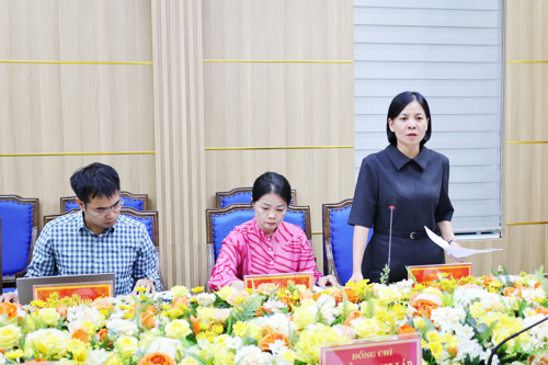 Đồng chí Cao Thị Thu Phương - UVBTV, Phó Chủ tịch UBND xã phát biểu tại hội nghị