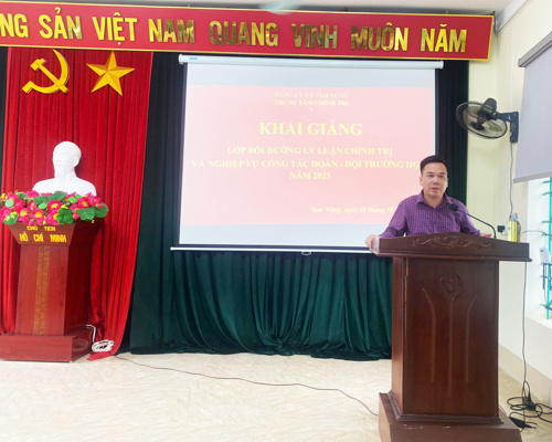 Đồng chí Đặng Quang Hưng - ĐUV, Giám đốc Trung tâm Chính trị xã Tam Nông phát biểu tại lớp bồi dưỡng