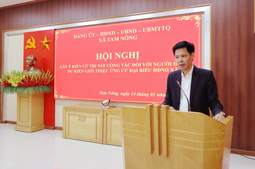 Đồng chí Nguyễn Tuấn Ngọc - PBT Thường trực Đảng ủy xã phát biểu tại hội nghị