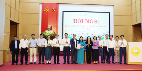 Các đại biểu chụp ảnh lưu niệm